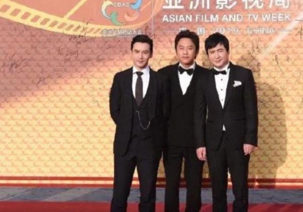 我以为黄晓明很矮，和黄渤站在一起竟然高度相当，查了才知黄渤身高172其实不矮，明白了服装和角度才是视觉误差的真凶