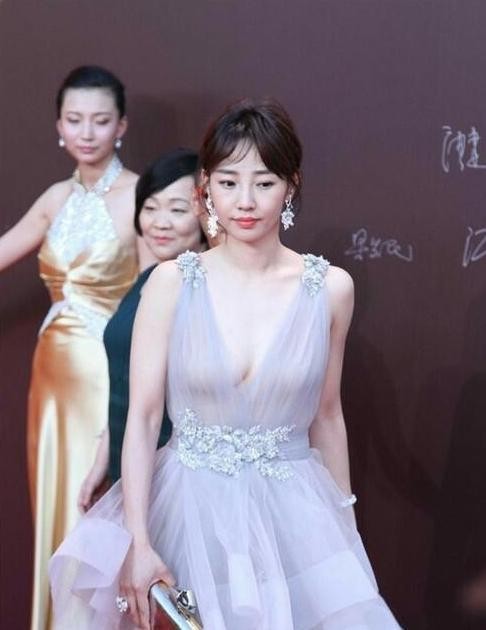 白百何这么穿怎么了,欧美好多明星都不穿内衣