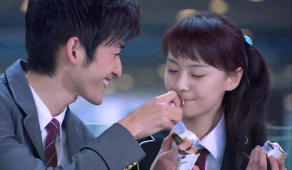 郑爽近照被曝！33岁郑爽脸部丰腴，头发染成黄色，和朋友有说有笑