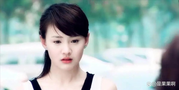 郑爽35岁现状：脸僵灵气尽失，养狗为伴生活艰难