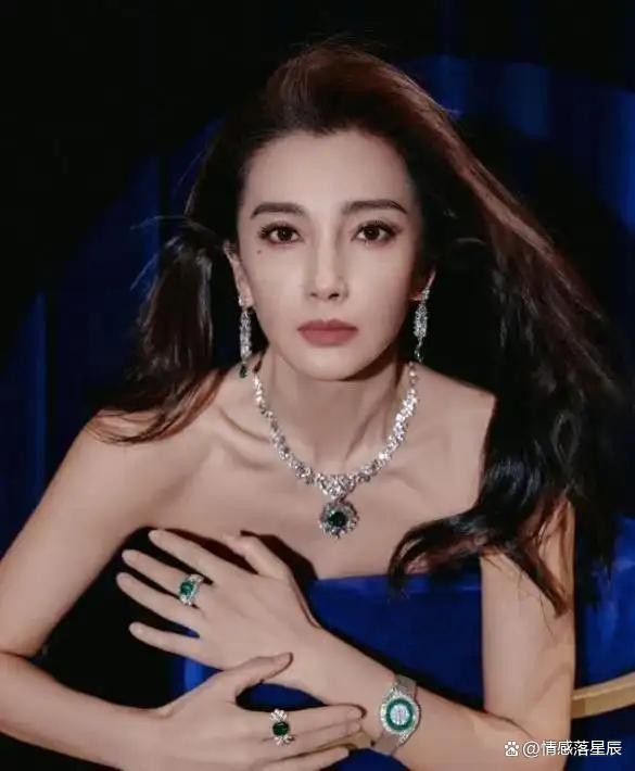 52岁李冰冰现身上海,腰间“神秘轮廓”引热议,网友:这线条太不自然了!