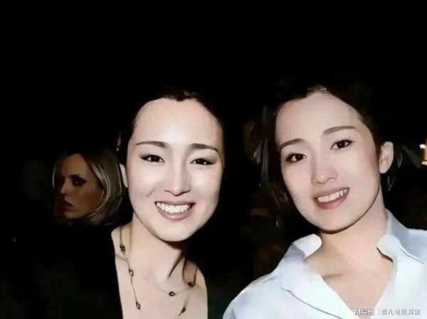 巩俐和她的替身，简直就是一妈肚子里出来的，分不清谁是谁