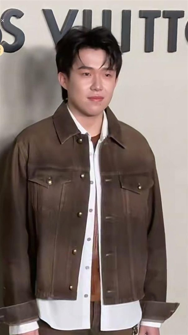 这一夜，全程冷脸、穿蓬蓬裙的巩俐，让所有人见识了她的江湖地位