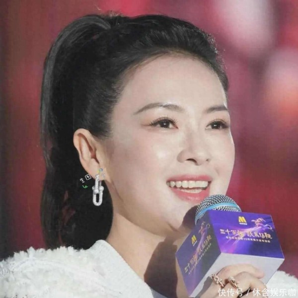 章子怡近照肿成面包超人 最具特色的骨相优势都没了 最终选择了医美