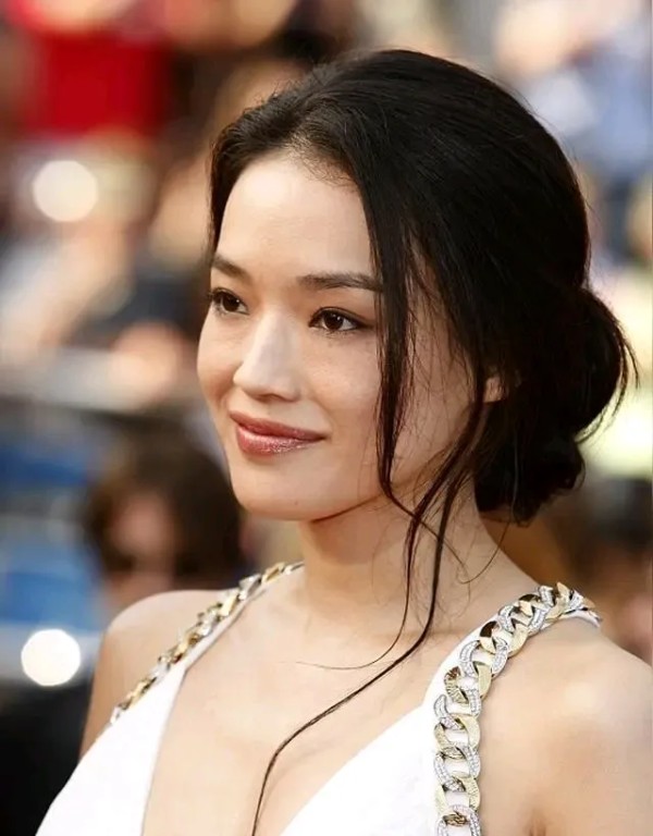 一切靠自己:舒淇,一个在华语娱乐圈有着独特魅力和传奇经历的女星。
舒淇出生于台湾的一个普通家庭。她自幼就有着独特的外貌和灵动的气质,但年少时的她也曾走过一段坎坷的道路。
舒淇早年踏入娱乐圈是从拍摄一些写真和小成本影片开始的。在那个时期,她面临着诸多争议和外界的不理解。然而,舒淇并没有被这些负面的东西所束缚,她心中有着对表演艺术的热爱和对未来的憧憬。
她凭借着自己的努力和独特的表演天赋,逐渐向...