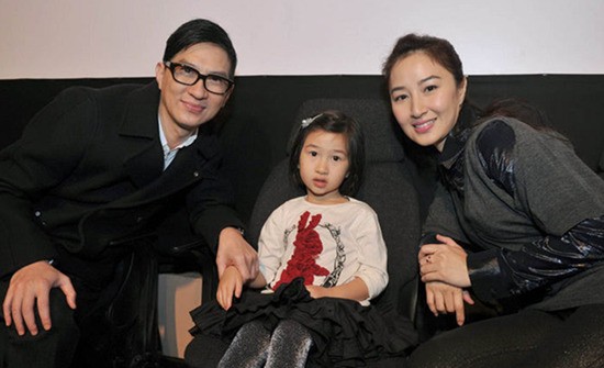 全家共用一张脸,张家辉和关咏荷越长越像,女儿也和爸妈一模一样
