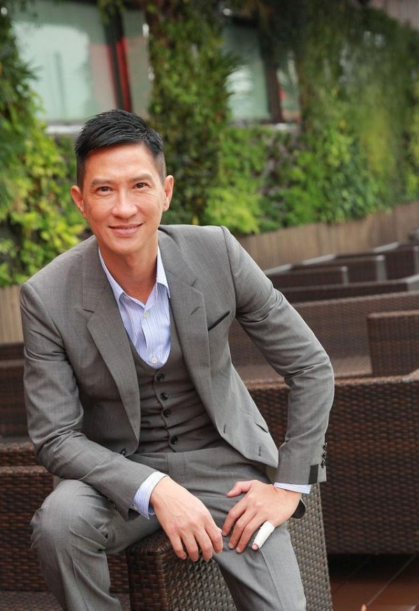 张家辉的避嫌哲学：娱乐圈教科书级自保，为何被赞“顶级清醒”？