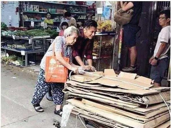 香港明星多到不想搭理,陈奕迅光膀子上街