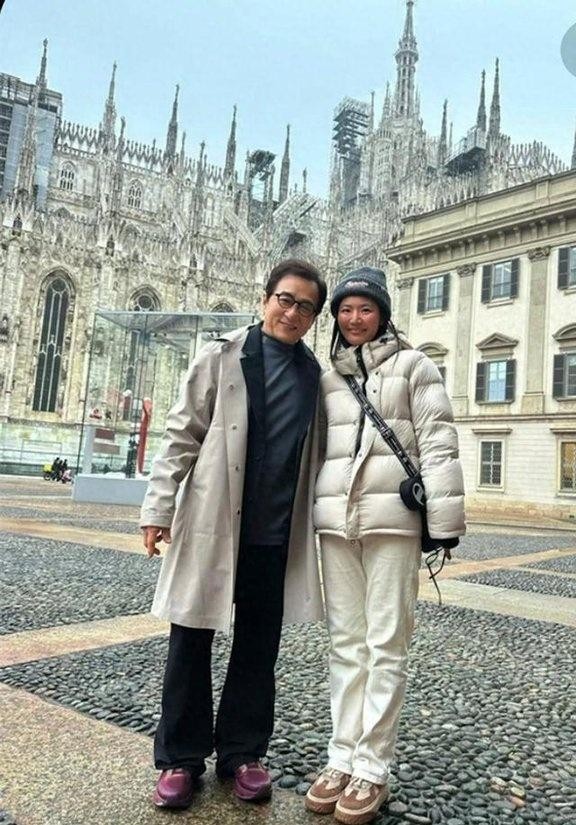 71岁巨星成龙亮相米兰，一部位状态成焦点，亲民与女留学生交流