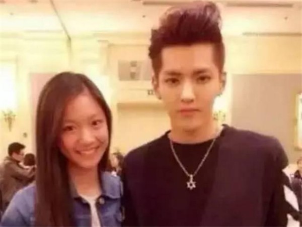 香港00后白富美,跟成龙合唱《国家》,80万捷豹古董车代步!