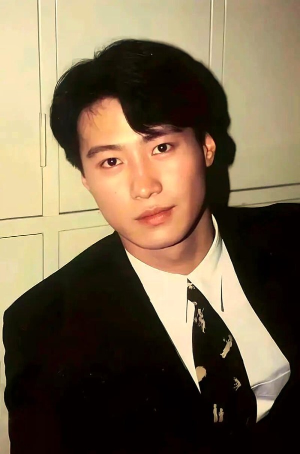 从新秀歌唱大赛到金马奖影帝：黎明的演艺生涯