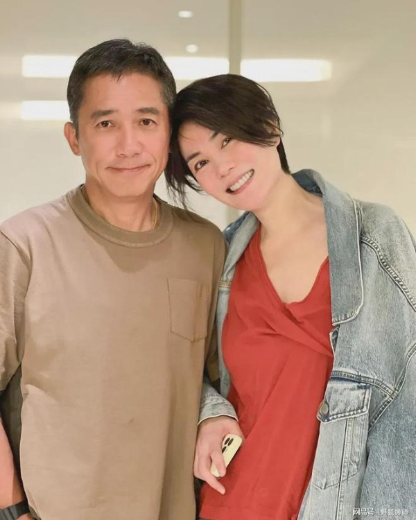 刘嘉玲晒梁朝伟与王菲合影,王菲挽着梁朝伟的手,二人倚靠着头。