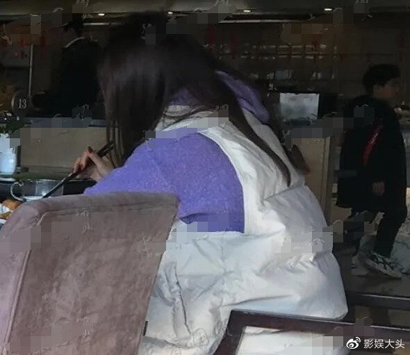 53岁侯勇罕携三婚娇妻现身，同框似父女，女方身材圆润疑有身孕