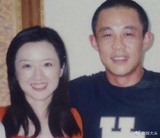 53岁侯勇罕携三婚娇妻现身，同框似父女，女方身材圆润疑有身孕