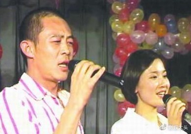 53岁侯勇罕携三婚娇妻现身，同框似父女，女方身材圆润疑有身孕