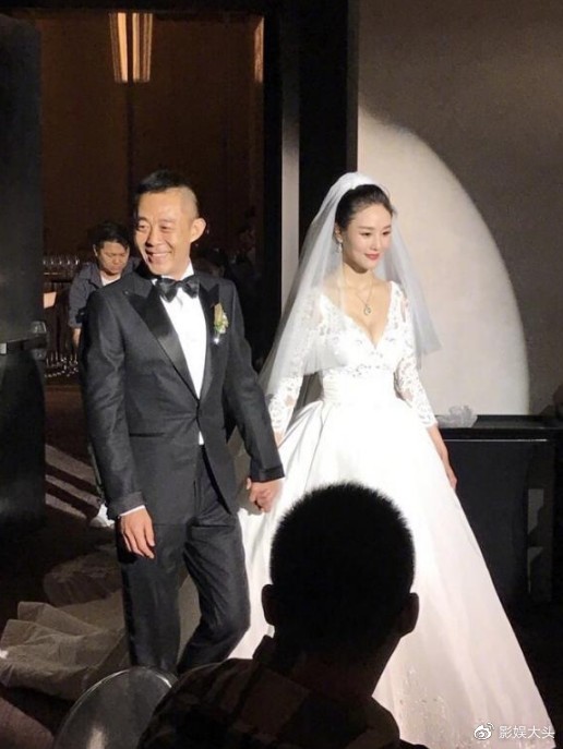 53岁侯勇罕携三婚娇妻现身，同框似父女，女方身材圆润疑有身孕