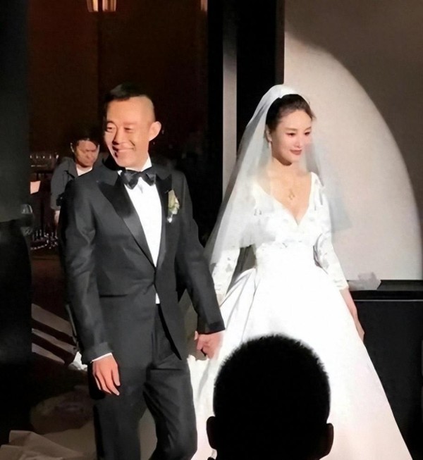 58岁侯勇澳门红毯抱娃亮相,三婚妻王瑞同行,老来得子喜悦与年龄差争议同框