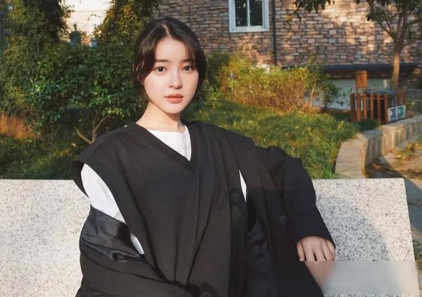 余皓然全家福曝光！“超仙女儿”韩菲吸睛力爆棚