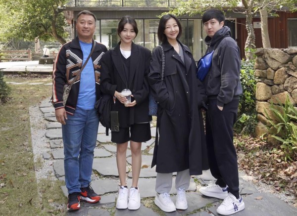 藝人王中平(左1)、余皓然(右2)育有一子一女，女兒韓菲(左2)也進軍演藝圈、表現搶眼。（攝自FB＠王中平和余皓然愛的小屋） 