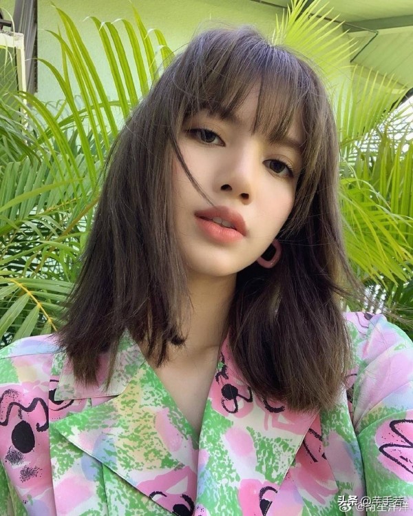 Lisa新专辑美国销量出炉，并非粉丝口中的百万销量，只有2.8万张