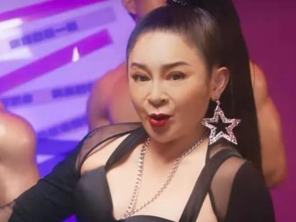 55岁女星自曝整容上瘾，拉皮拉到脸歪，直言一旦打针就停不下来