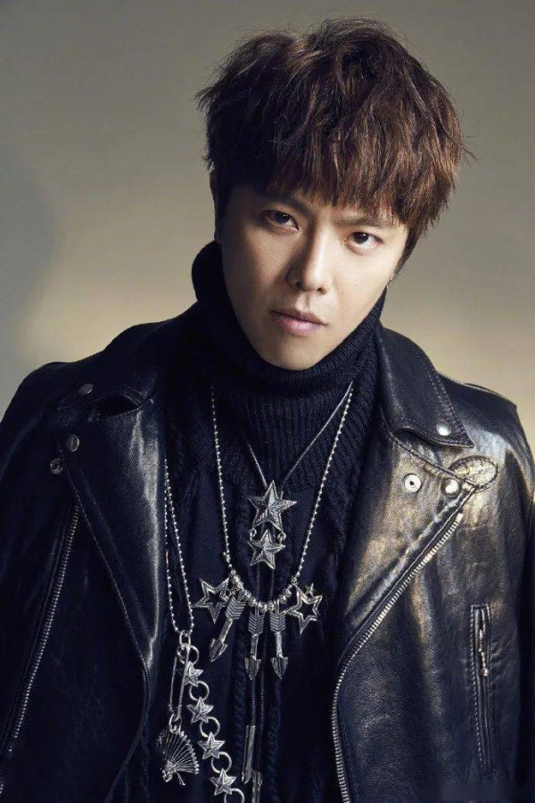 艺人“小鬼”黄鸿升浴室摔倒去世，“Live Alone”到底有多大风险？