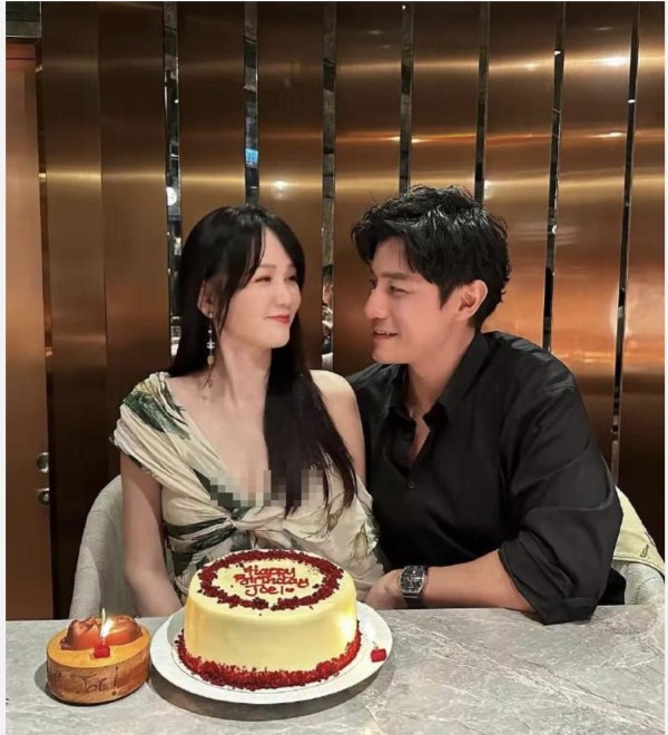 46岁陈乔恩庆生:穿碎花长裙状态回春,无儿无女活成小公主