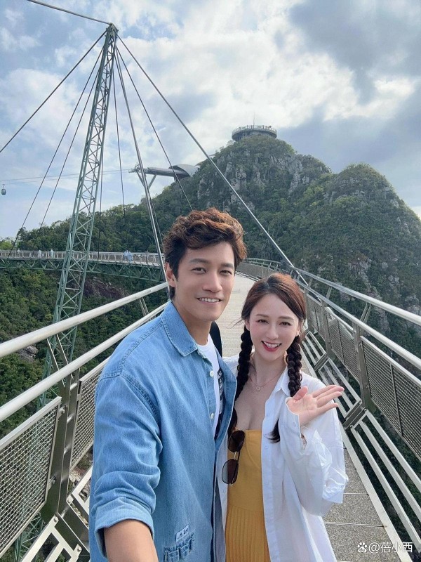 陈乔恩比小9岁老公还显嫩,穿吊带裙像个小女生,艾伦真会娶老婆