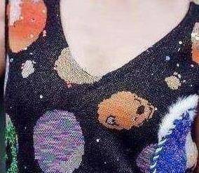 曾之乔身材凹凸有致，大秀s曲线，长发飘飘女人味十足