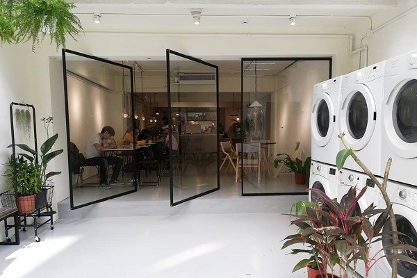 「穿越九千公里交給你」洗衣咖啡廳位於捷運中山國中捷運站附近。