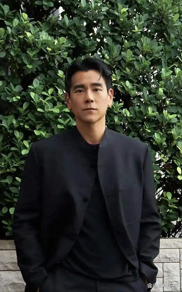 彭于晏43岁现身对比往昔，休闲穿搭与颜值状态颠覆大众认知