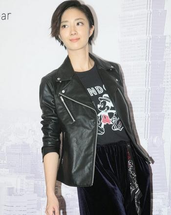 30岁杨幂和33岁桂纶镁，同穿皮衣气质相差一大截