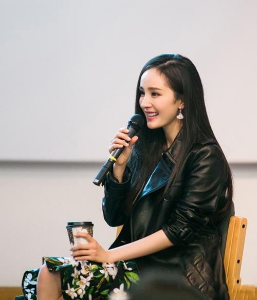 30岁杨幂和33岁桂纶镁，同穿皮衣气质相差一大截