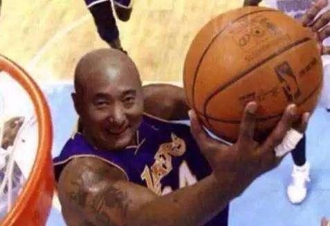 NBA球星撞脸过的中国明星，詹姆斯神似张震岳，科比与陈佩斯很像