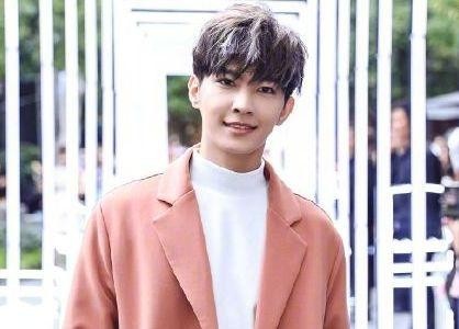 炎亚纶深情发长文，心疼这个做自己的男孩