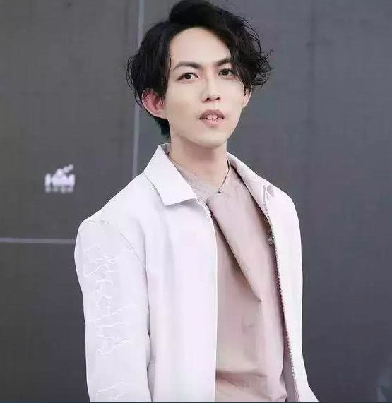 丁文琪偷拍老公居家照，林宥嘉坐姿随意手捧娱乐报纸看得很投入！