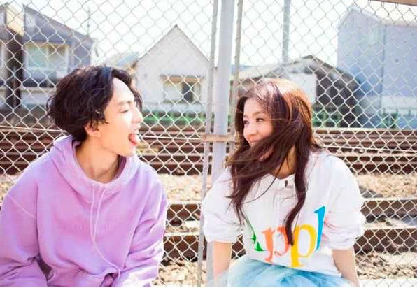 丁文琪偷拍老公居家照，林宥嘉坐姿随意手捧娱乐报纸看得很投入！