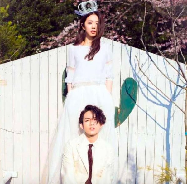 丁文琪偷拍老公居家照，林宥嘉坐姿随意手捧娱乐报纸看得很投入！