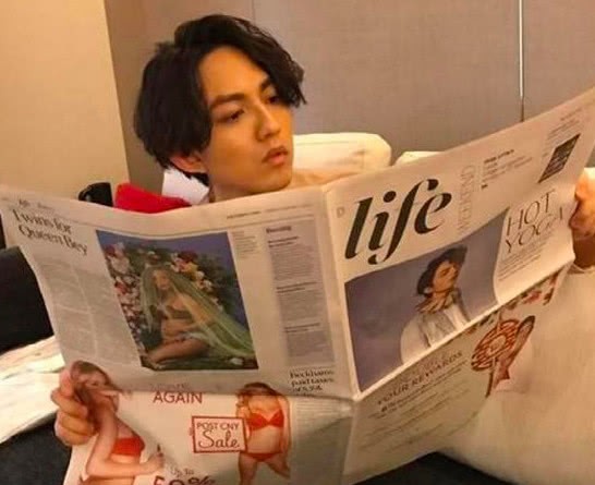 丁文琪偷拍老公居家照，林宥嘉坐姿随意手捧娱乐报纸看得很投入！