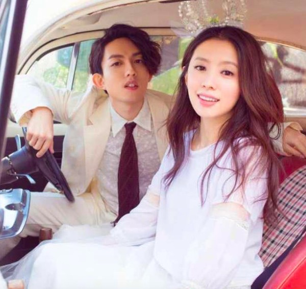 丁文琪偷拍老公居家照，林宥嘉坐姿随意手捧娱乐报纸看得很投入！