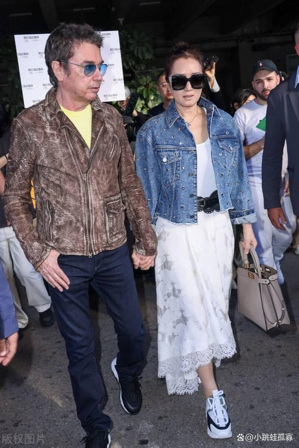 57岁巩俐还能扮少女,穿白裙配牛仔衣又甜又酷,完全看不出年龄