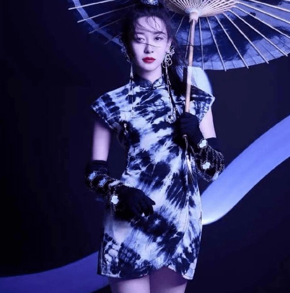 奥运冠军孙一文晒近照，一身墨色旗袍气质绝美，颜值在线又美又飒