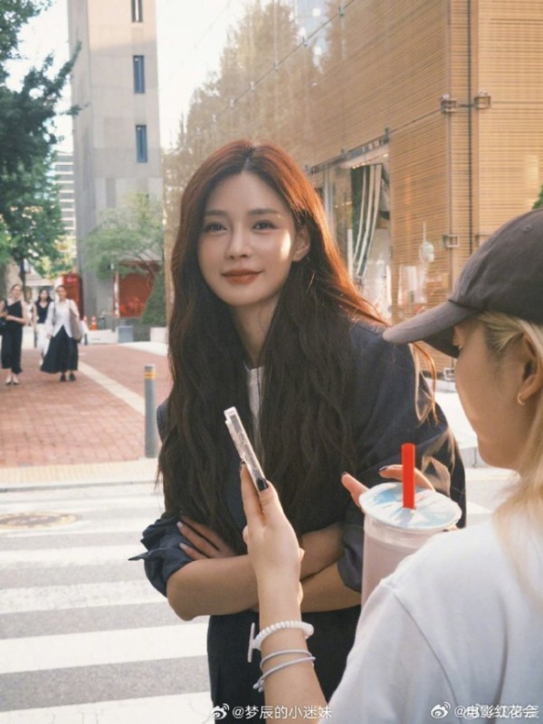 沈梦辰王霏霏注意点你们是女明星 扛甘蔗忘形象