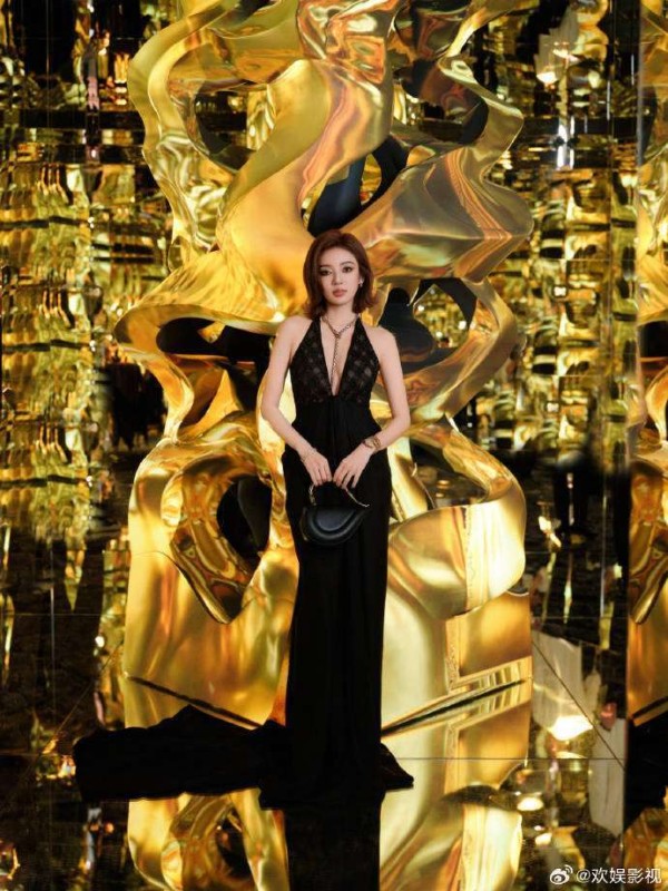 何瑞贤红毯造型出圈：带火小众设计师，内娱审美该更新了