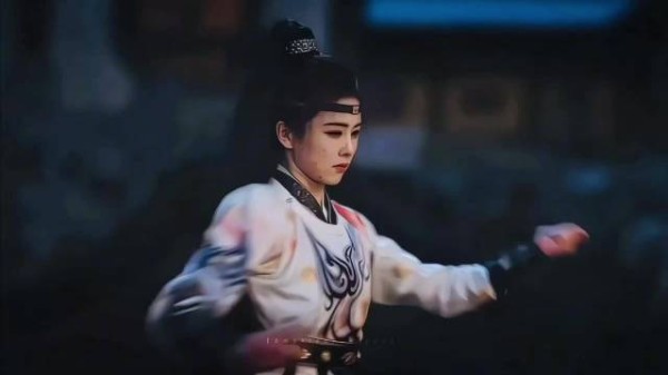 白鹿宣布将不再出演打戏，新作帅气造型引期待