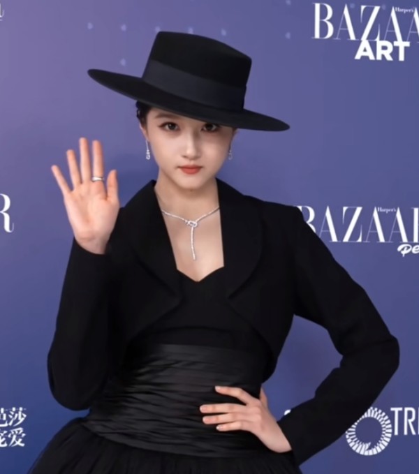 关晓彤第一次在红毯上戴帽子 黑色礼帽造型引关注