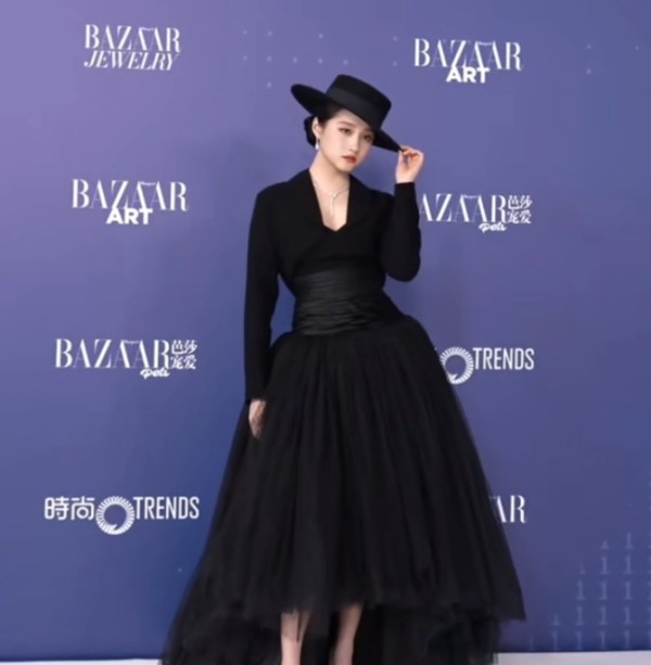 关晓彤第一次在红毯上戴帽子 黑色礼帽造型引关注