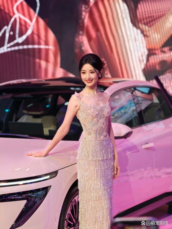 毛晓彤变身“日产车模”惊艳全场:演员跨界还是另有隐情?