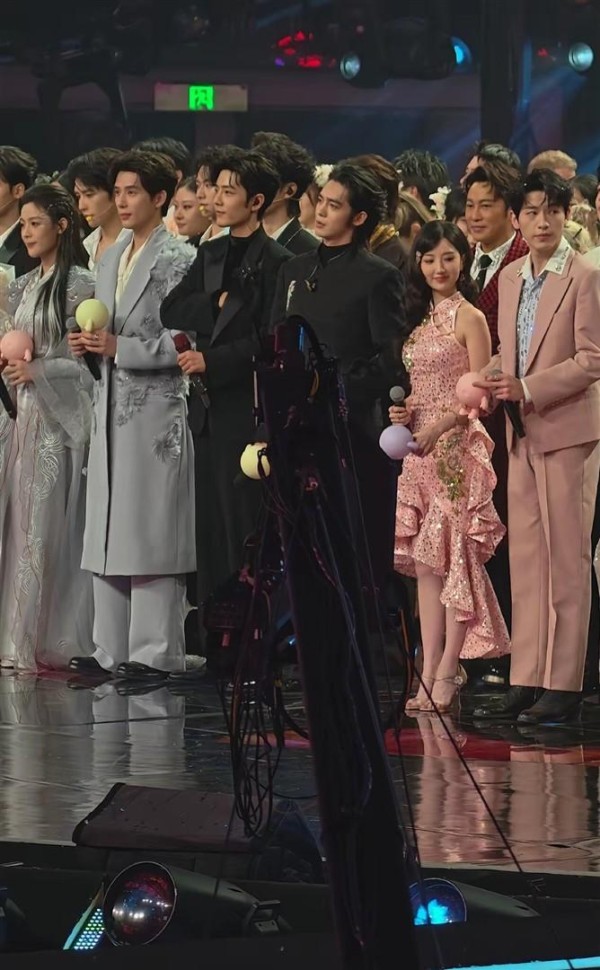 1.63米真算矮吗？毛晓彤站一帮1米8男星旁边，瞬间像小学生