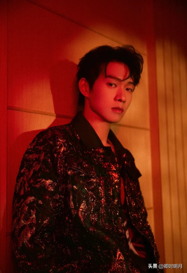 朝花夕拾：娱乐圈中10大魏姓明星：
1.魏晨（38岁），甘肃省兰州人。男演员，歌手，毕业于四川音乐学院。

2.魏大勋（35岁），吉林省吉林市人，男演员，歌手。毕业于中央戏剧学院。

3.魏千翔（37岁），上海人，男演员。毕业于上海戏剧学院。

4.魏翔（45岁），四川绵阳人。男演员。毕业于北京电影学院。

5.魏俊杰（57岁），中国台湾人。男演员。毕业于香港演艺学院。

6.魏宗万（86岁），上...